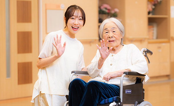 タレント須田 亜香里さん 介護施設での体験