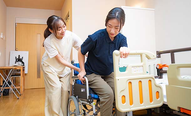 ベッドから車いすへ移乗に挑戦