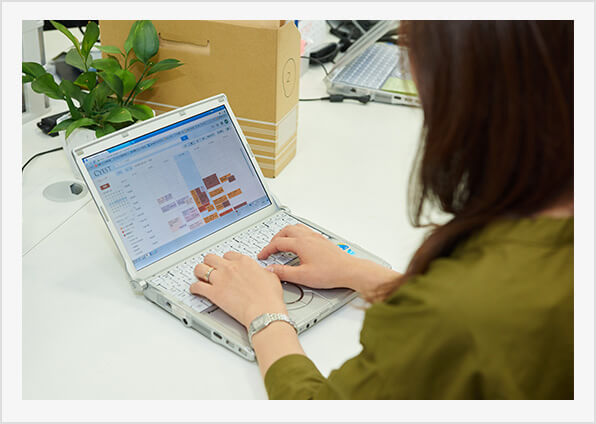 スケジュールはクラウドサービスを使って全員で共有。働く時間や場所は各々の自由でも会社が回る秘訣だ。